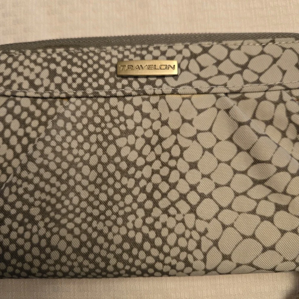 Travelon clutch wallet
